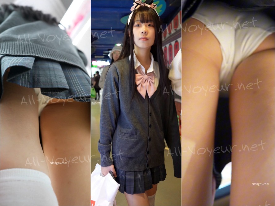 制服JK可愛い小学生の女の子…真似をされるように前かがみになって…商品を選んで対面撮影される