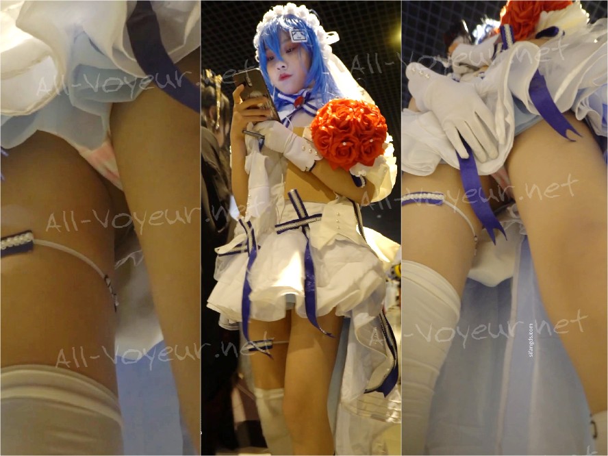 青い髪の少女はウェディングドレスを着ています。前面はステルスでいっぱいです。ピンクは覆われています