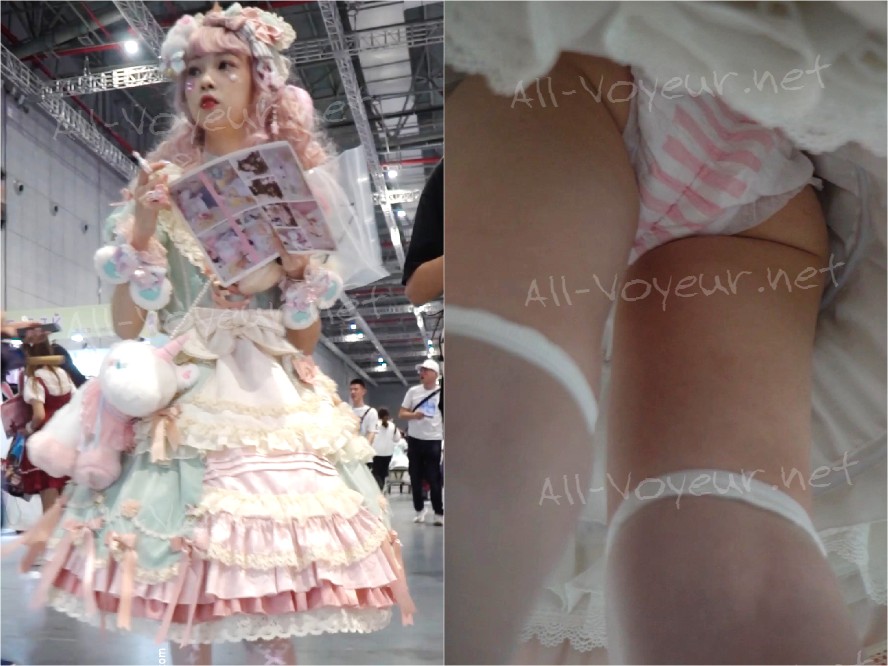 衣料品店の底値レースストッキングと花柄スカート美女…ピンクと白のストライプがヒップに包まれる