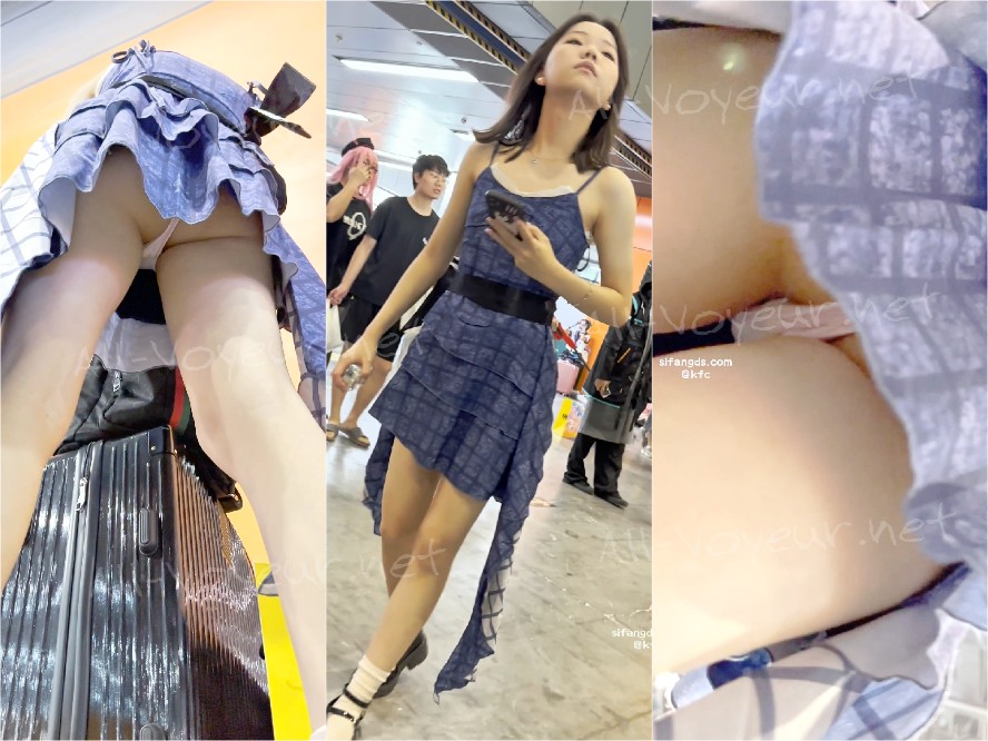 【KFC】短裙少妇逛街·内裤内衬被夹成线·发现被拍赶紧跑了 [某房原版]