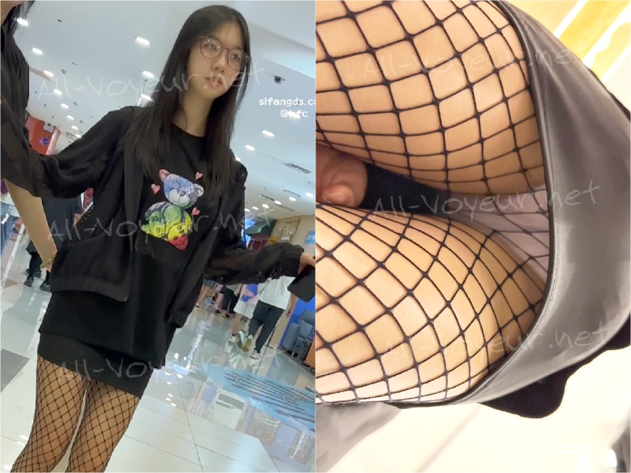【KFC】双子の女子高生が買い物中、同じシースルースカートと薄緑の下着を着て、超鮮明