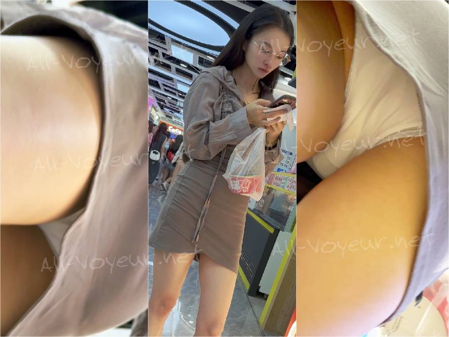 【KFC】タイトスカートにメガネの女子がスナック菓子を買っている。白いインナーCDがカメラに収まりそうになる