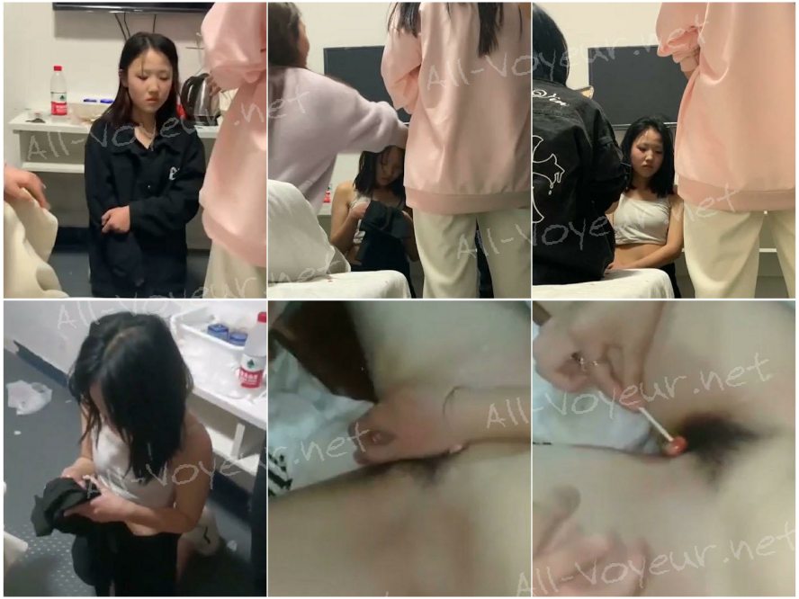 校园霸凌-扒光女同学的衣服,把棒棒糖插入她逼里面然后拿出来让她吃掉⚡