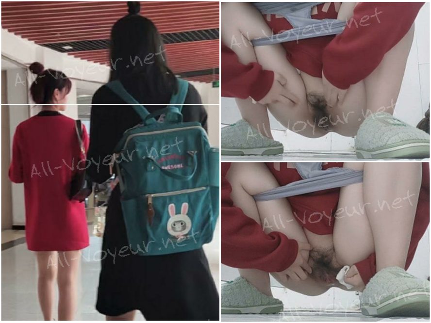 TP女同学上厕所,把逼掰开检查一下,估计是520和男友出去开房被操肿了