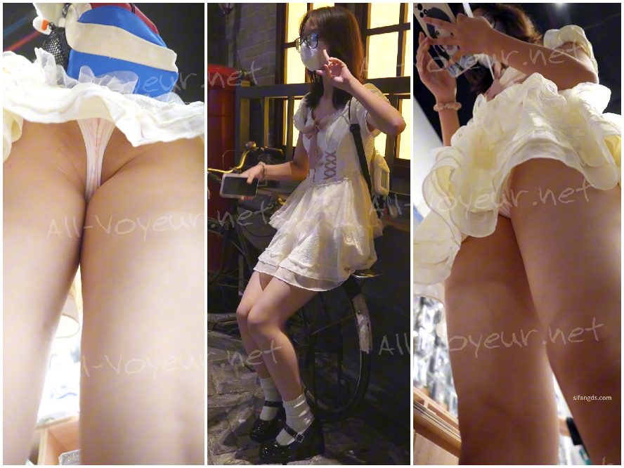 レースのワンピースを着た小学生の女の子が買い物に出かけます。ピンクのぴったりしたインナーチューブトップ、張りのあるお尻、前後にCD。