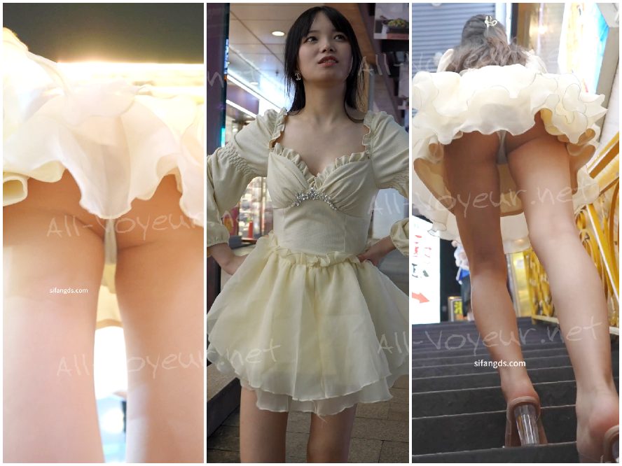 青いロングドレスを着た美しい女性が遊園地でデート中…彼女は前かがみになり、下着がカメラに押し当てられ、陰毛が見えています。