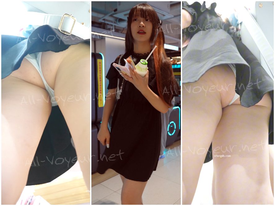 超ミニのホルターネックワンピースを着た女性が下着を着けておらず、何かを拾おうとかがんだとき、脇の陰毛が見えていました。