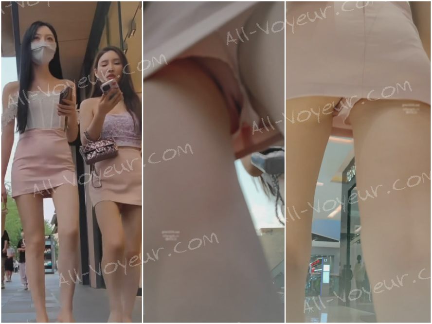 熟練した写真家が、ショッピング中にお揃いのピンクのミニスカートをはいた驚くほど美しい女性 2 人を密かに追跡して写真を撮影しました。1 人はピンクの下着を身につけ、もう 1 人は黒い下着を身につけていました。