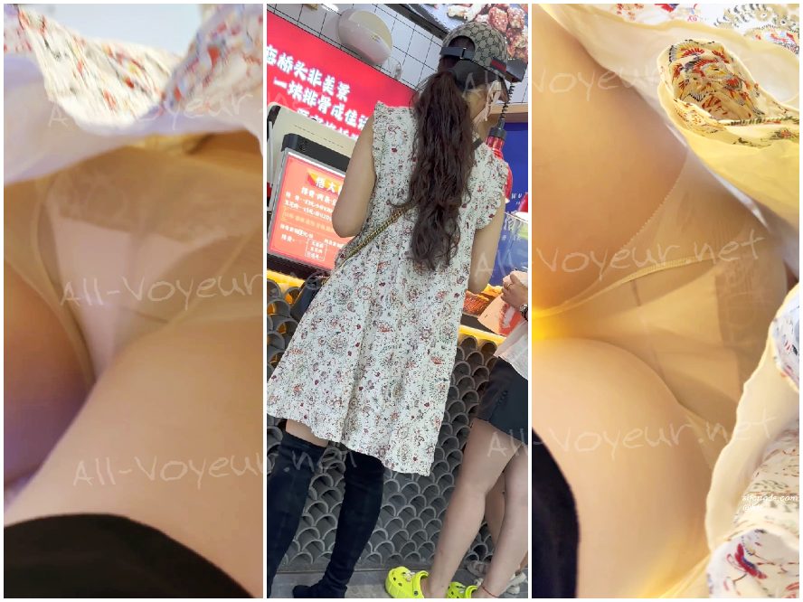 制服姿のJK女子高生がクラスメイトと買い物中。肌色のストッキングと薄い色の下着（前面と背面）