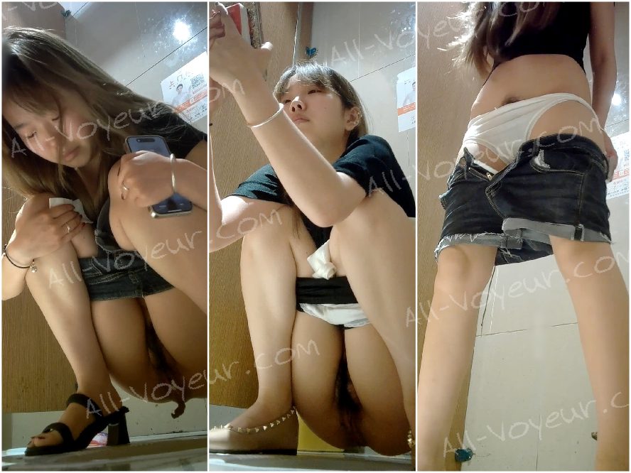 十月最新流出❤️【厕拍】全景前拍 精神小妹多天撒尿 拉屎又细又长！[某房原版]