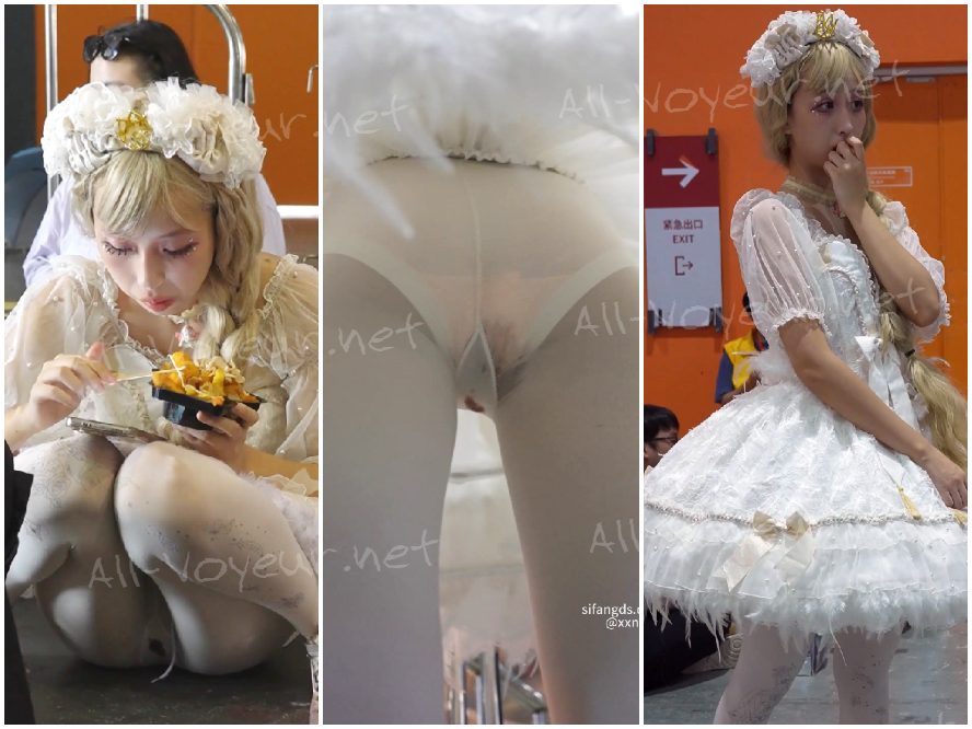 白いストッキングを履いた美しい女性が地面に座り、足を大きく広げて体を曲げ、カメラの前で下着を完璧に見せています。