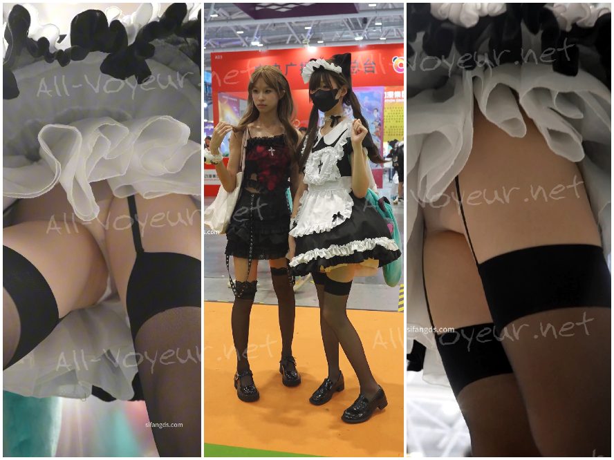 白いストッキングを履いた美しい女性が地面に座り、足を大きく広げて体を曲げ、カメラの前で下着を完璧に見せています。