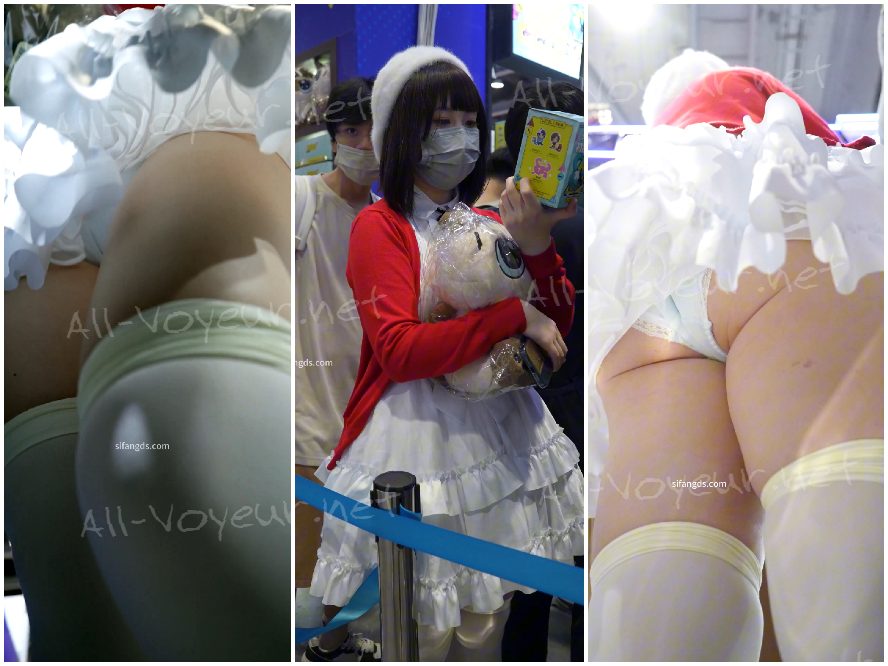 赤いホルターネックのドレスを着たブロンドの女性。彼女のキュートな漫画をテーマにしたレースのランジェリーは、ずっと写真に撮られていました。