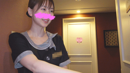 【ホテルウーマン】神作！下着がズレたままTV調整してもらったらオマ○コがハミ出まくってたホテル従業員さん