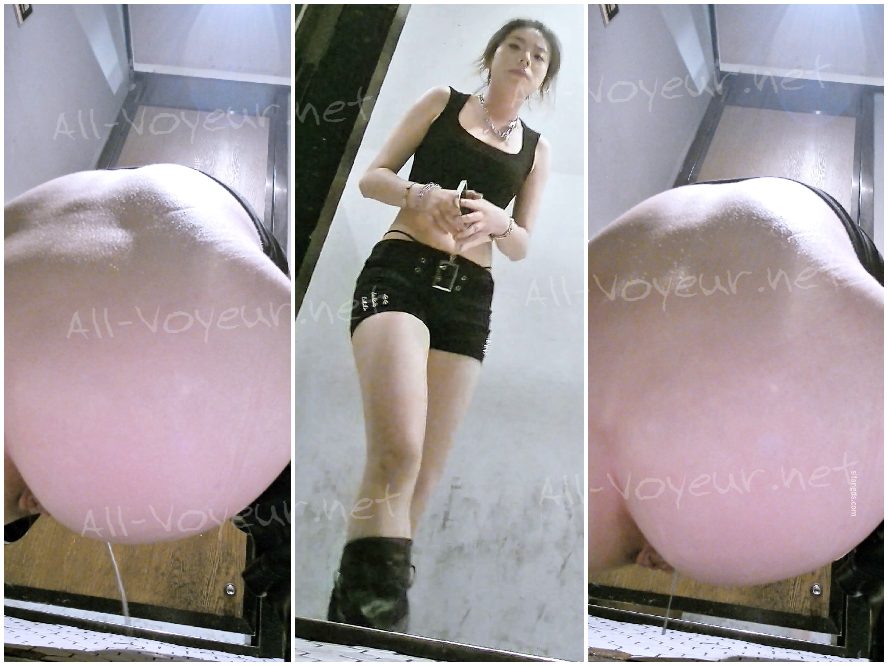 非常に挑発的な衣装を着たダンサーが、帯下を拭かずにズボンを履いていた。