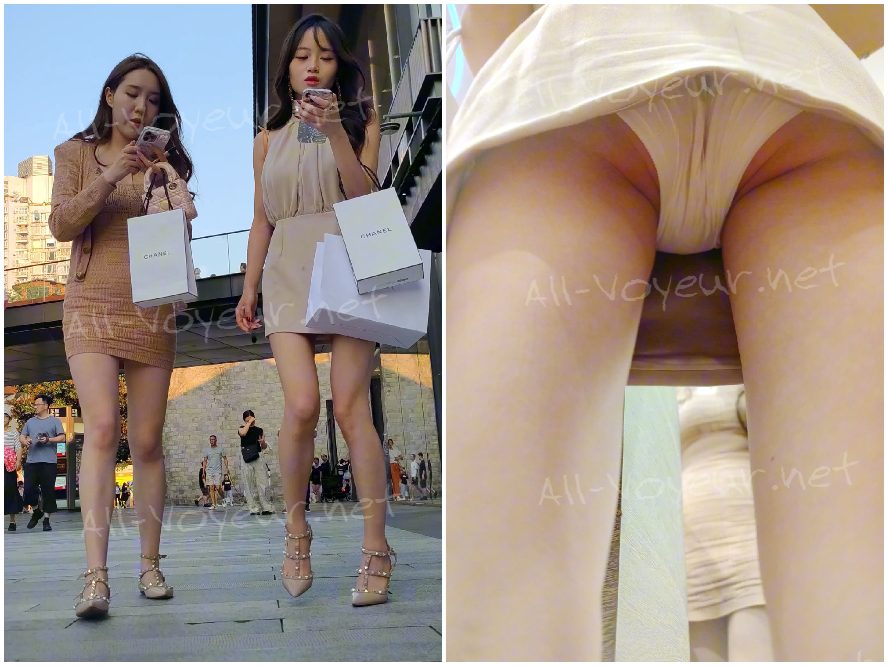 青いデニムのドレスを着た美しい女性が、ドレスの裾の白い下着を脱いで物を買うためにかがんでいる姿が映っています...