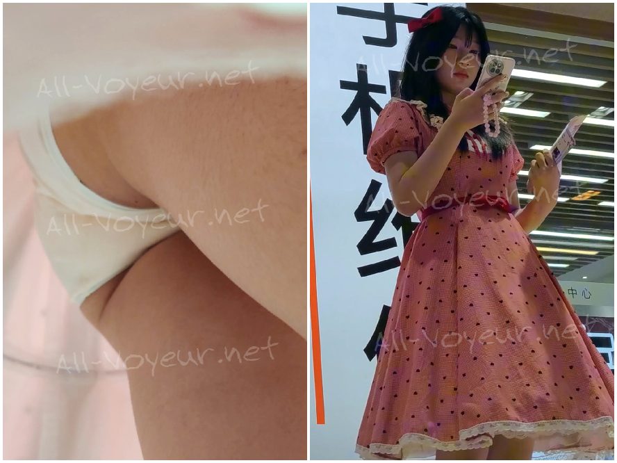 純真そうな女子大生が白いワンピースを着てクラスメイトとショッピングに出かけます。彼女は青いぴったりとしたインナーワンピースを着ています。