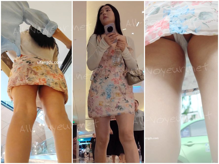 2人とも白い下着を身につけて一緒に写真を撮っていた。