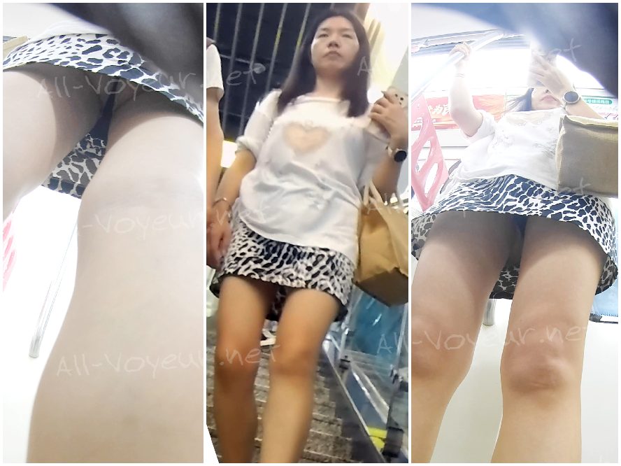 213 - 白いシャツワンピース、眼鏡をかけた女性、足を広げ、淡い黄色のランジェリー