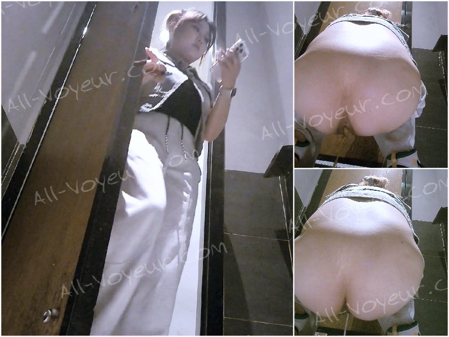 [トイレショット] 伸びる白い分泌物を伴う下痢をしている、白いパンツを履いた丸顔の女性の後ろ姿のパノラマ写真。