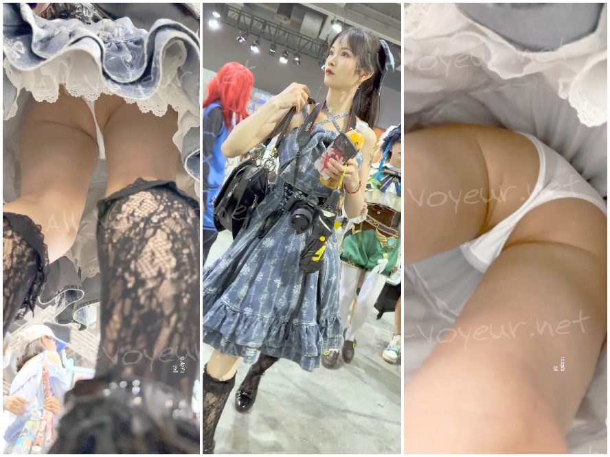 彼氏と一緒に買い物に行くJK制服女子高生。膝下の短いスカート、白いストッキング、