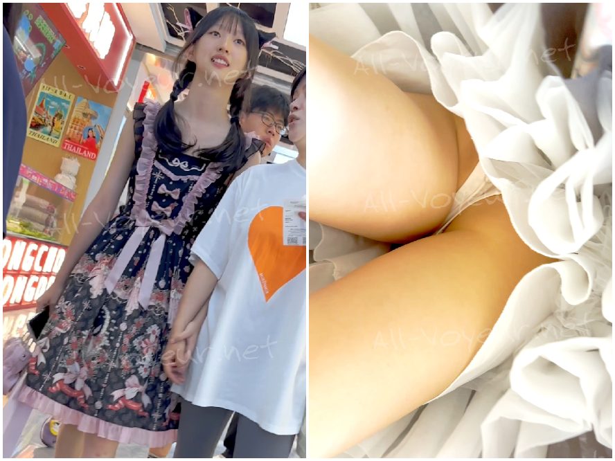 ロリータ風の女子高生とお母さんがショッピング中。白いぴったりしたインナーウェア、可愛いCDスタイル。