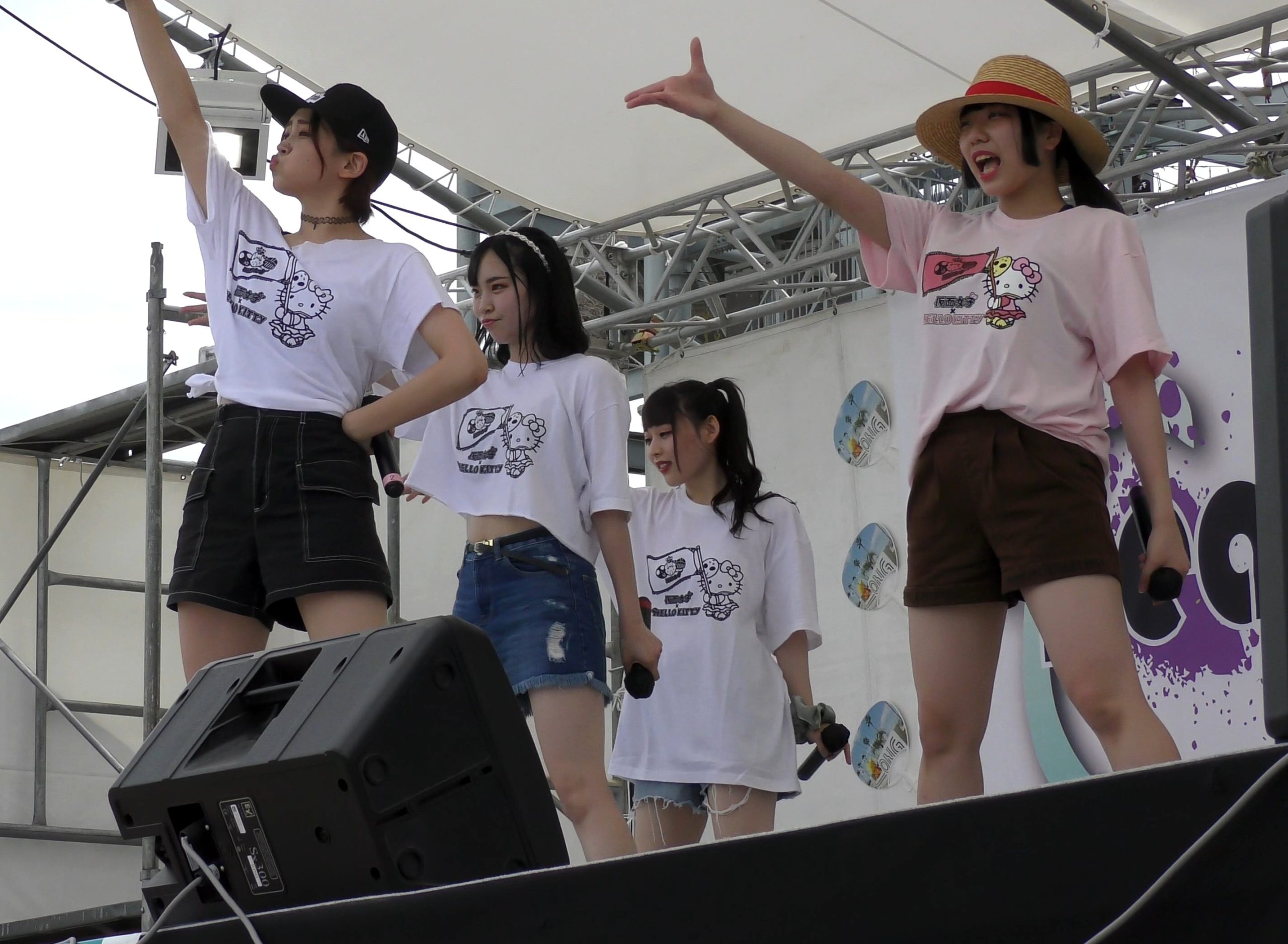 ビーチの歌姫たち＃012：【4K動画】Tシャツから覗く素肌だ魅力的！！