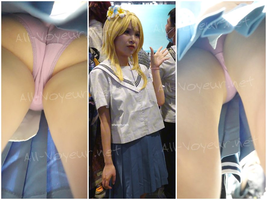 展示会で、CDモデルの柯清さんは茶色のストッキングと白い下着を身につけ、座っていたところ、うっかり露出してしまいました。