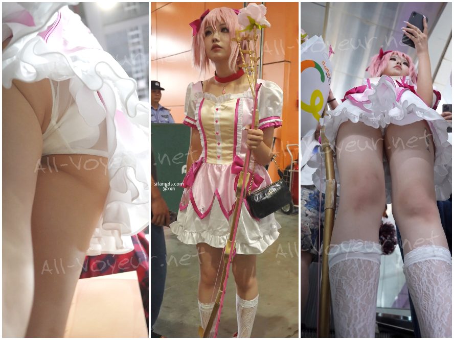 魔法少女まどか☆マギカのコスプレ…羽の付いた透明なインナーウェア…地面に座って下着が露出し、CDプレーヤーで露出。