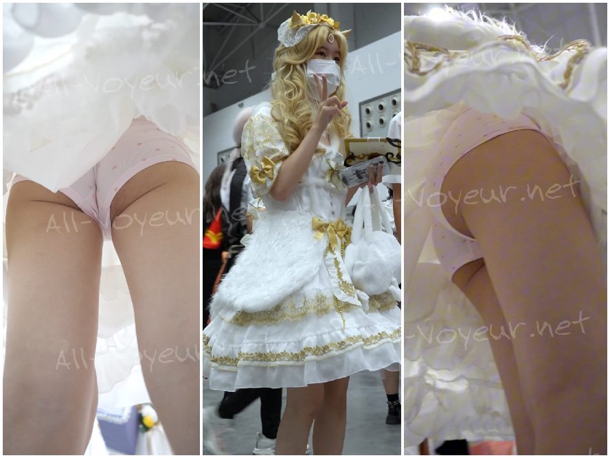 魔法少女まどか☆マギカのコスプレ…羽の付いた透明なインナーウェア…地面に座って下着が露出し、CDプレーヤーで露出。