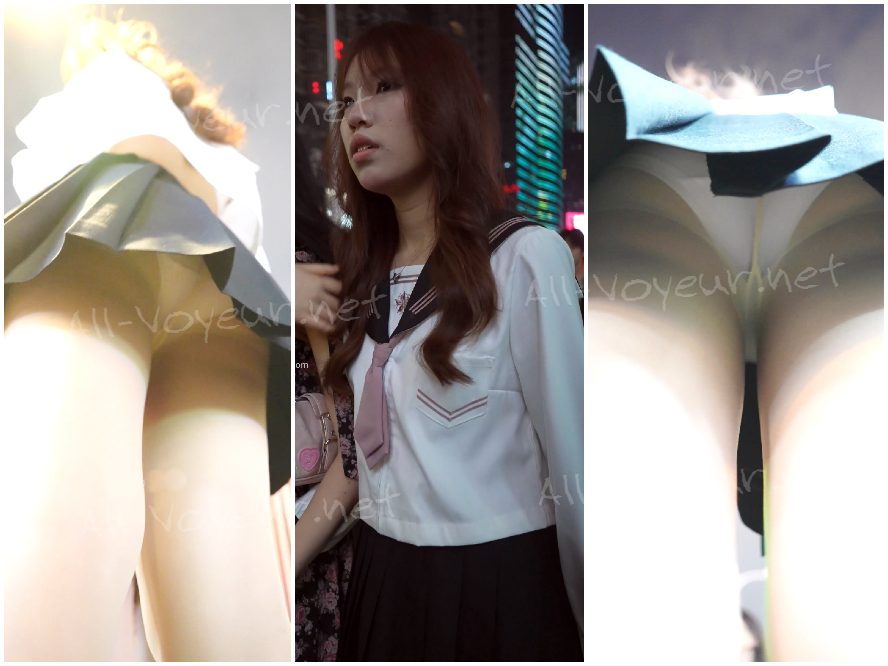 肌色のストッキングとピンクの下着を身につけたJK制服姿の少女が道端でおしゃべりしていると、風でスカートがめくられてしまう。