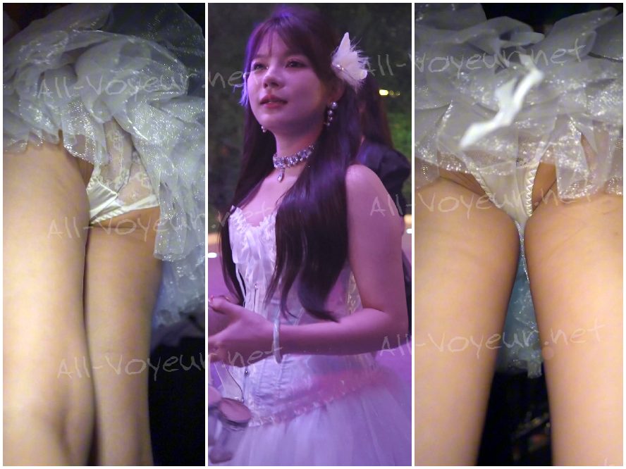 透け感のあるハイヒールのレースの天使のドレスを着た美しい女性。花柄のレースに内蔵されたライトが彼女のお尻を照らしています。