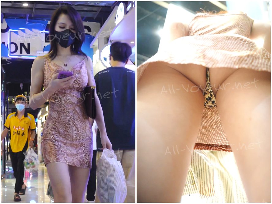 ゆったりとしたスリップドレスを着た美しい女性が、透け感のあるレースの下着を身につけています…彼女の陰毛が前面からはみ出ています。