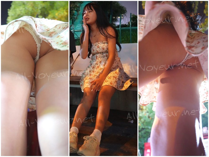 超短いレースのプリンセスドレス...セクシーなTバック...美しい女性のお尻が公衆の面前で彼氏につねられる。