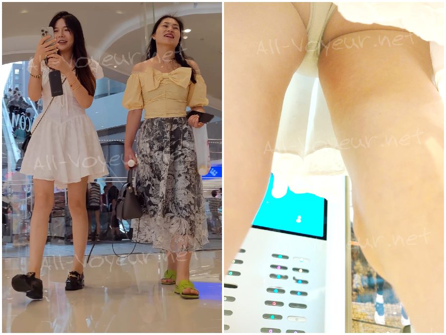 チェック柄のドレスを着た美しい女性と彼女の親友が雨の中バスを待っています。彼女は白い下着を身につけています。