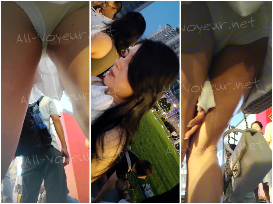 白い花柄のドレスを着た若い女性が地下鉄で掘り出し物をゲットしようと待っていました。その黒いドレスには内側に羽根がついていました。