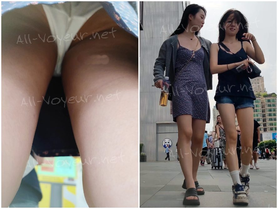 緑のボディコンスカートをはいた女性が、前も後ろもめくれ上がったピンクの下着を身につけ、家族と夕食をとっている。