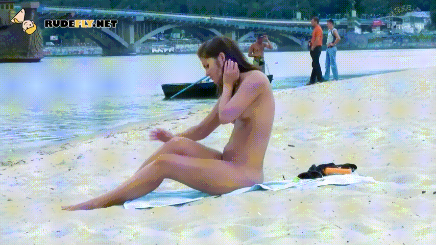 オープンエアのリゾートビーチ ✅ 高画質カメラが、美しい女性たちが楽しく遊んでいる様子をこっそり撮影しています。ボールを持っている女の子も楽しんで遊んでいるようです。肌の色が濃い女の子も日焼け止めを塗っています。