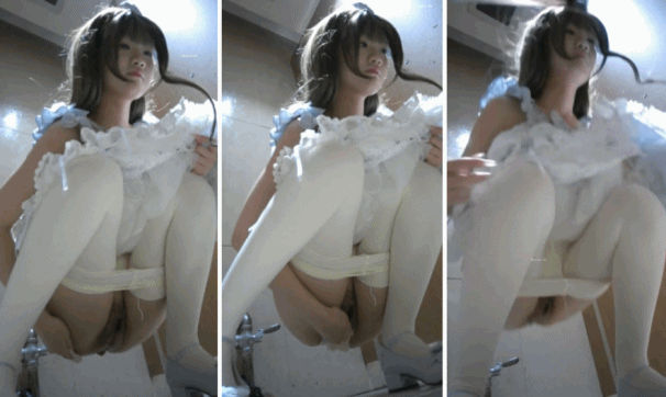 新しく流出した❤️高画質トイレ写真❤️バーの女性用トイレのパノラマ写真。美しい若い女性が排尿中に転倒し、お尻が尿で覆われています。