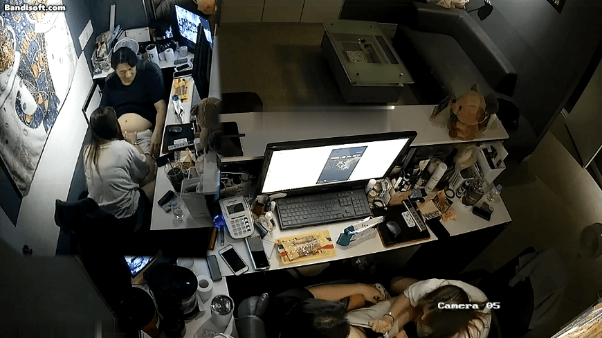 ハッカーがオフィスの防犯カメラに侵入し、タトゥーを入れた上司が仕事帰りにポルノを見ながら女性社員とセックスし、彼女の尻に射精する様子を密かに撮影した。