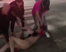 小三被当街扒衣暴打❤️被利索拖出店门，一边打一边将全身衣服扒了下来，真惨！