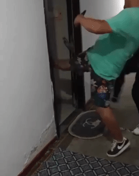 2001年に山東省沂水市で生まれた若い女性が、1986年生まれの男性と浮気をしているところを捕まった。男性はひどく殴打され、頭が豚のように腫れ上がった。