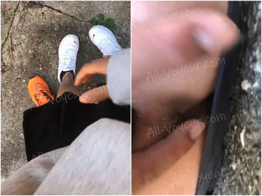 帰り道に人気のない場所で始めるカップル