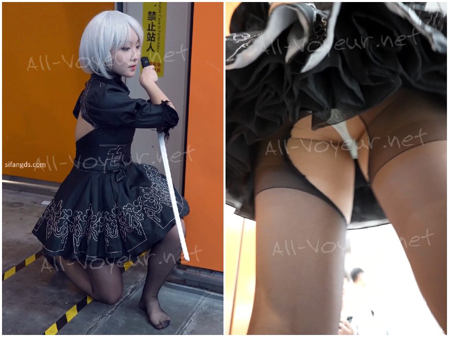 アスカのコスプレイヤーさん…ピンクのインナーと羽を付けたまま地面に座り込んでしまい、お尻が汚れてしまいました。