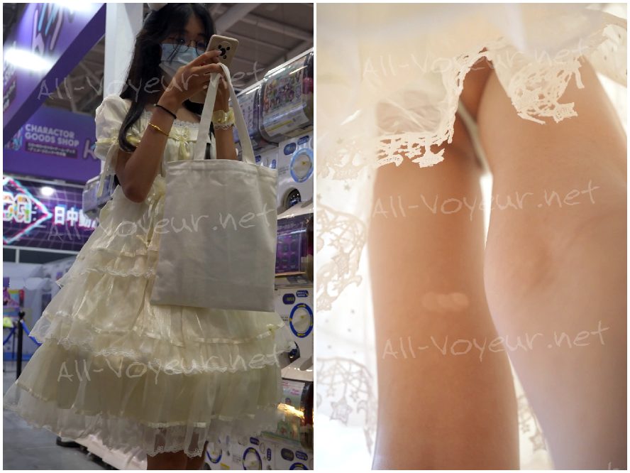 白いロリータワンピースを着た少女…ブースでパフォーマンスを観ていたが、CDケースの内側に陰毛が露出していた。