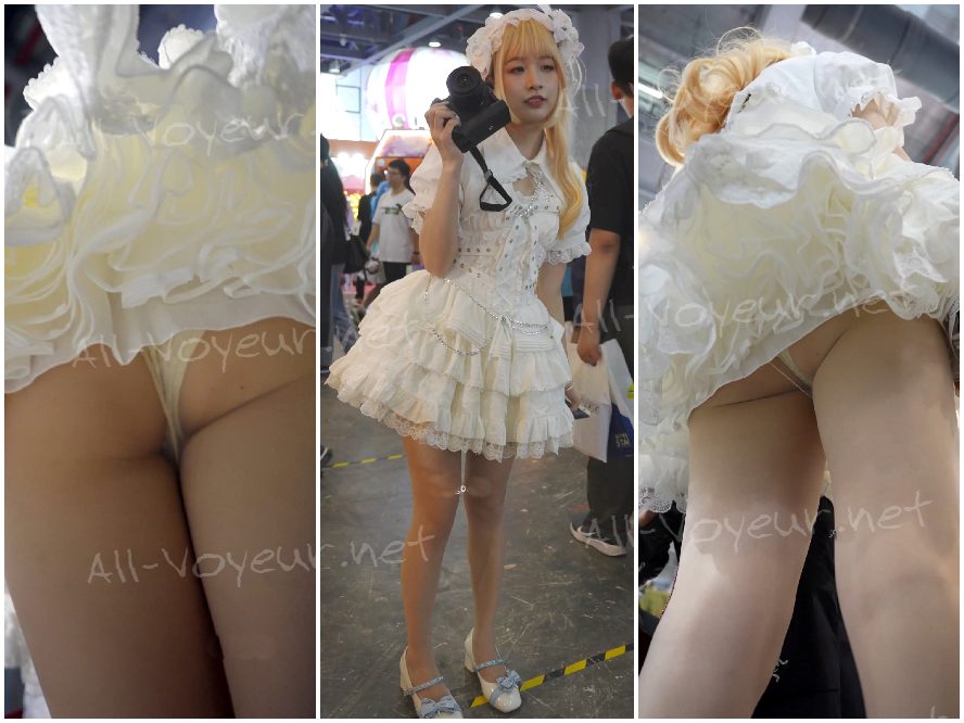 白いロリータワンピースを着た少女…ブースでパフォーマンスを観ていたが、CDケースの内側に陰毛が露出していた。