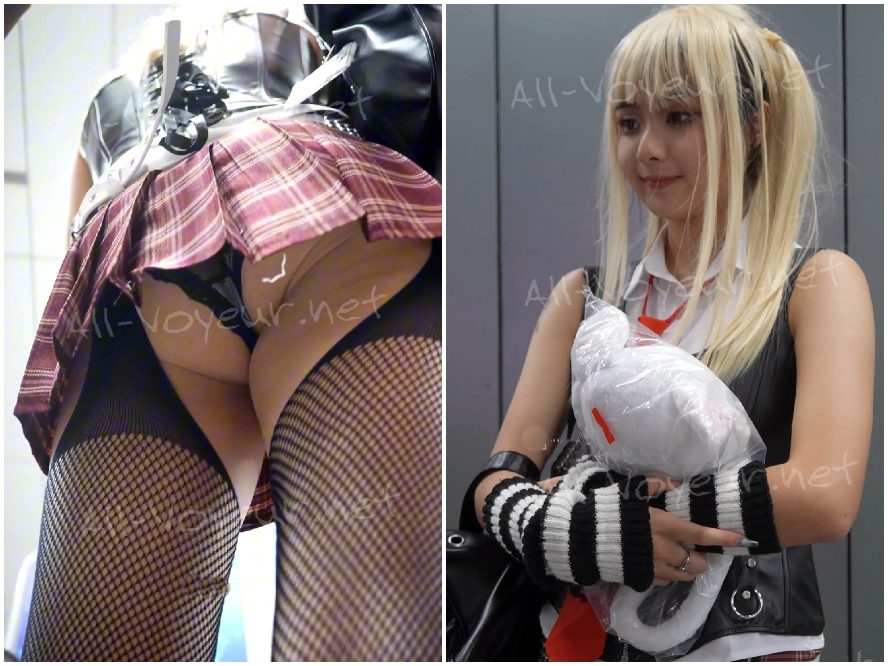 白いロリータワンピースを着た少女…ブースでパフォーマンスを観ていたが、CDケースの内側に陰毛が露出していた。