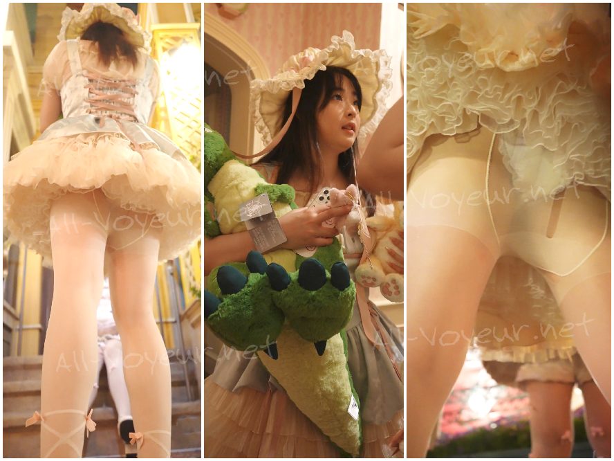 足の長い外国人の女の子がサンドレスを着ています。彼女のTバックは13cmの陰毛をかろうじて隠しています。