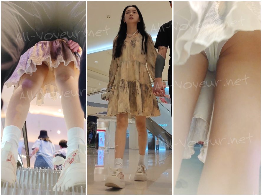 黄色いドレスを着た女性が、ボーイフレンドに視界から守られながらエスカレーターに乗っているのが目撃された。彼女はまた、露出度の高い緑色の下着も身につけていた。