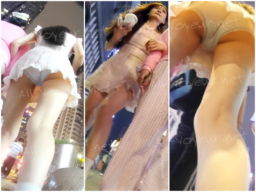 226 - 真っ白なロングドレス、上品な若い女性、ライトブルーのぴったりとしたランジェリー